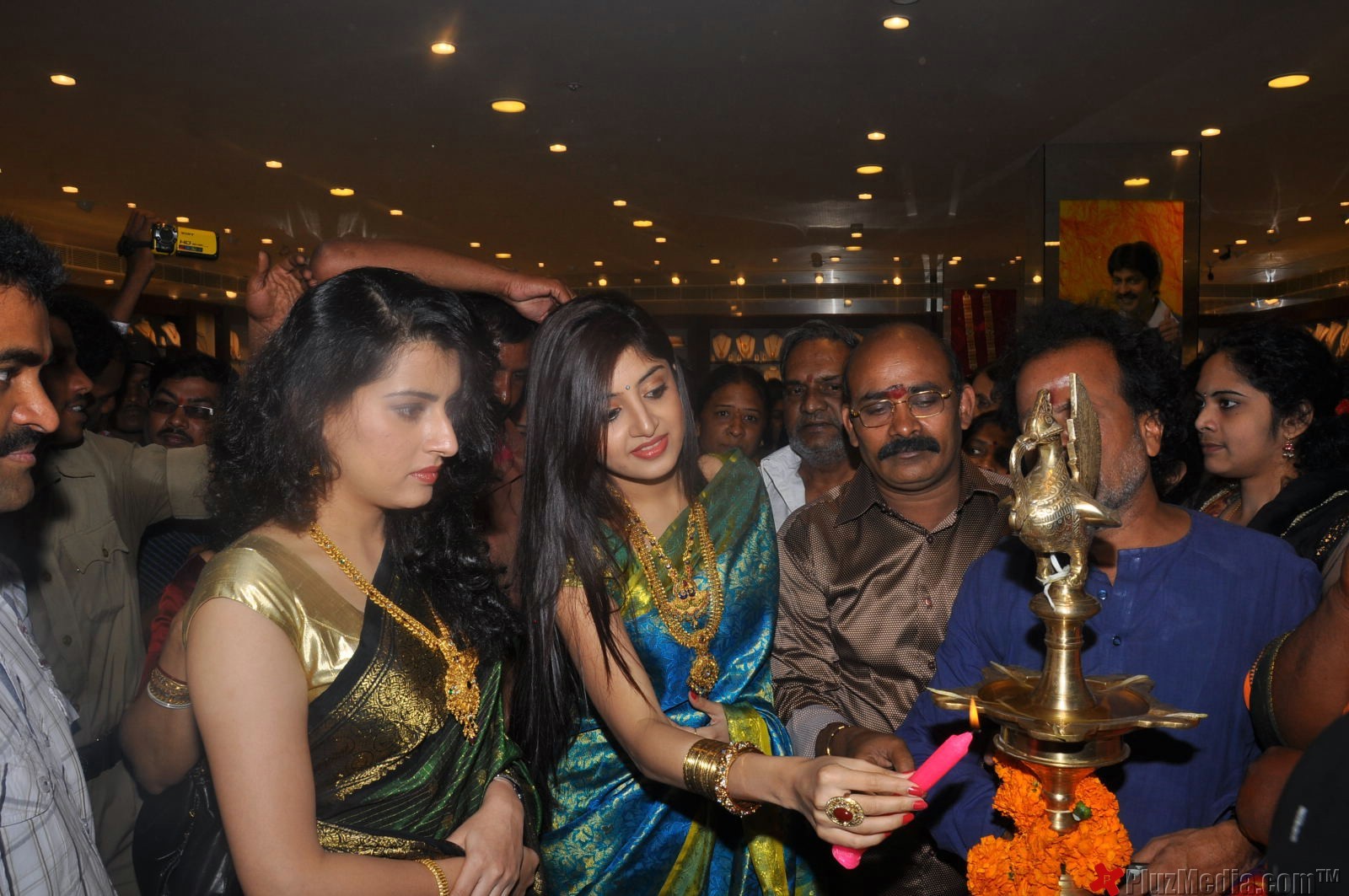 Archana, Poonam Kaur Inaugurate CMR Shopping Mall - Gallery | Picture 91438